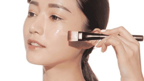 choule makeup sử dụng kem lót khi trang điểm để có lớp nền đẹp