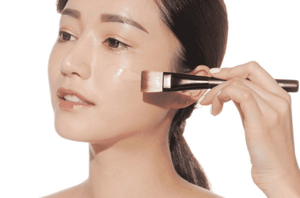 choule makeup sử dụng kem lót khi trang điểm để có lớp nền đẹp