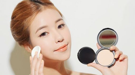 choule makeup sử dụng phấn phủ kềm dầu khi makeup